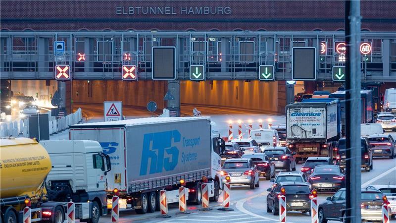Laut Autobahn GmbH fahren im Schnitt täglich mehr als 120.000 Fahrzeuge durch den Elbtunnel. 
