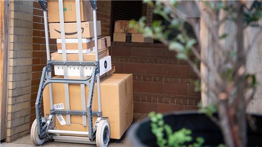 Laut Barmer meldeten sich 2024 Zusteller und Lageristen im Schnitt 34 Tage krank. (Symbolbild)