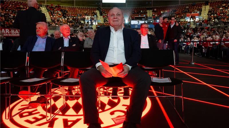 Hoeneß schlägt Alarm: FC Bayern fehlt das Geld für Wirtz-Transfer Laut Bayern Münchens Ehrenpräsident Uli Hoeneß ist ein Transfer von Florian Wirtz zum deutschen Rekordmeister derzeit ausgeschlossen.