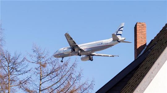 Laut Behörde gab es in Hamburg zuletzt weniger Beschwerden über Fluglärm. (Symbolbild)
