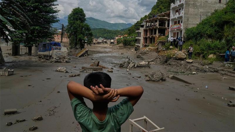 Sturzflut in Nepal: Mehr als 150 Tote und Hunderte Vermisste Laut Behördenangaben gibt es zahlreiche Tote. Hunderte Menschen, darunter auch Touristen, werden vermisst.