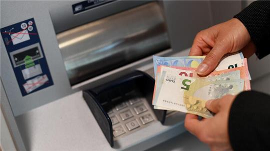 Laut „Business Insider“ wurden bei den Kunden anderer Banken, die an Commerzbank-Geldautomaten Bargeld abgeholt hatten, die Beträge mehrfach von ihrem Konto abgebucht.