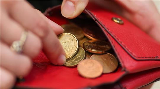 Laut DGB entlastet der höhere Mindestlohn die Haushalte mit geringem Einkommen finanziell. (Symbolbild)
