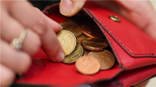 Laut DGB entlastet der höhere Mindestlohn die Haushalte mit geringem Einkommen finanziell. (Symbolbild)