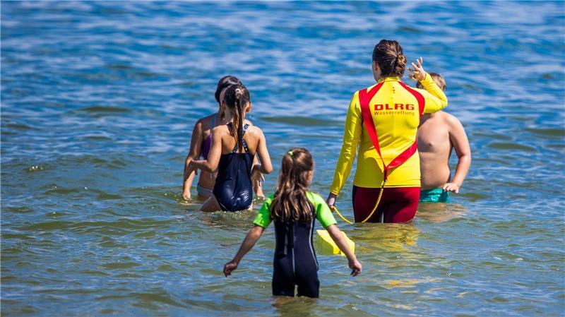 DLRG rettet über 1.000 Menschen am und im Wasser das Leben Laut DLRG wollen sich viele Kinder nach dem Schwimmenlernen auch mit Rettungsschwimmen beschäftigen. (Archivbild)