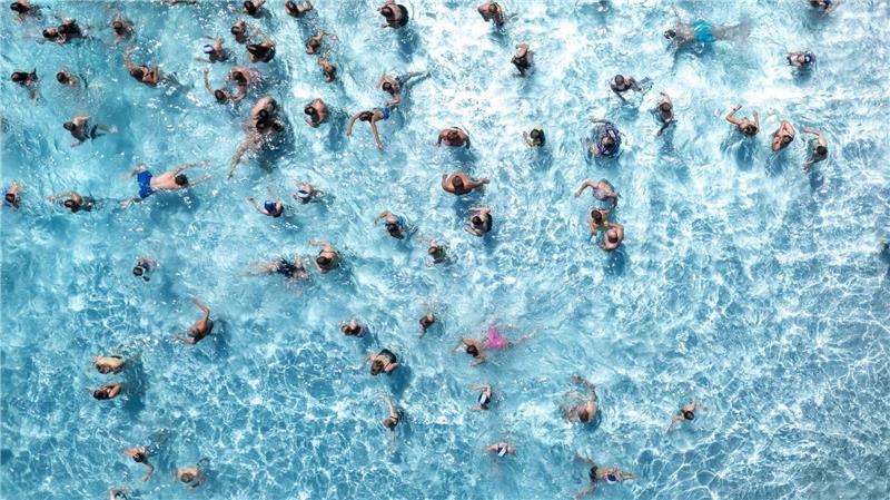 Laut DWD ist der Juli oft der wärmste Monat des Jahres. Für die Frühstarter heißt es bei Hitze: Ab ins Schwimmbad! (Symbolbild)