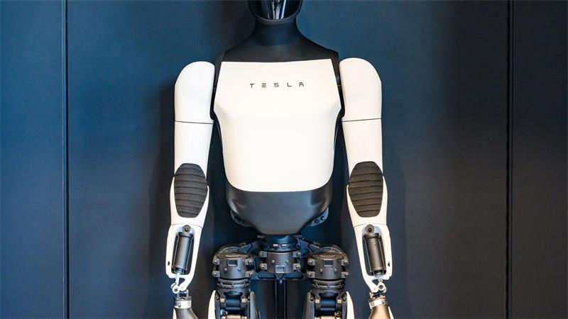 Musk schwärmt nach Tesla-Gewinneinbruch von Robotern Laut Elon Musk werden Teslas Optimus-Roboter auch in Haushalte kommen. (Archivbild)