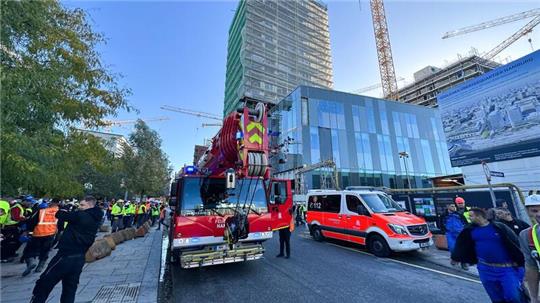 Laut Feuerwehr sind 60 Rettungskräfte am Unglücksort in der HafenCity im Einsatz.