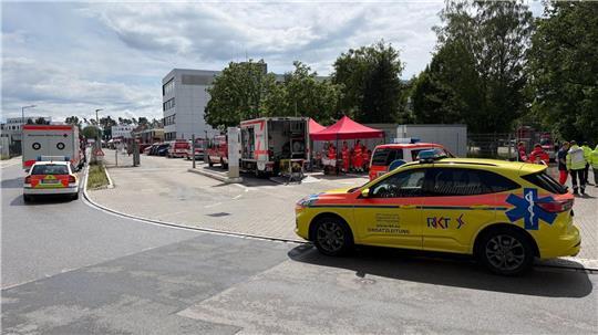 Laut Feuerwehr waren zwischenzeitlich etwa 100 Rettungskräfte im Einsatz.
