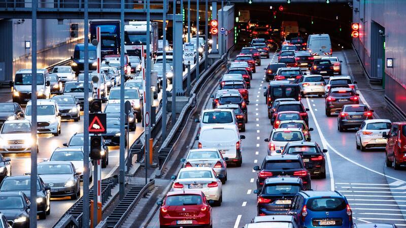 Bundesregierung: Klimageld soll bis spätestens 2027 stehen Laut Finanzminister Lindner ist die Idee des Klimageldes, den Menschen die Einnahmen aus dem CO2-Preis pro Kopf zurückzuüberweisen. Damit würde das Klimageld derzeitige Förderung für Heizungen, Gebäudesanierung oder E-Autos ersetzen.