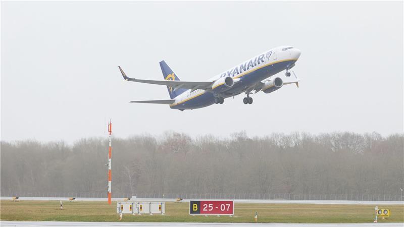 Laut Flughafen-Homepage startete der erste Ryanair-Flieger seit zehn Jahren mit einer rund eineinhalbstündigen Verspätung.