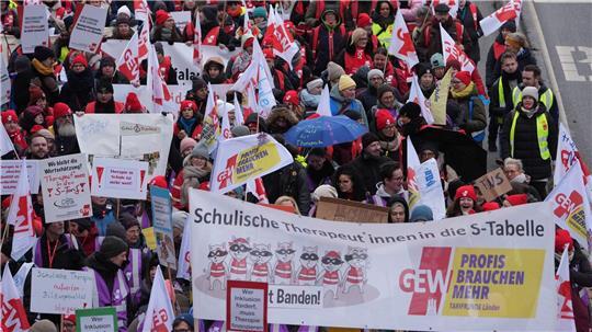 Laut GEW gingen in Hamburg rund 2.500 Beschäftigte auf die Straße.