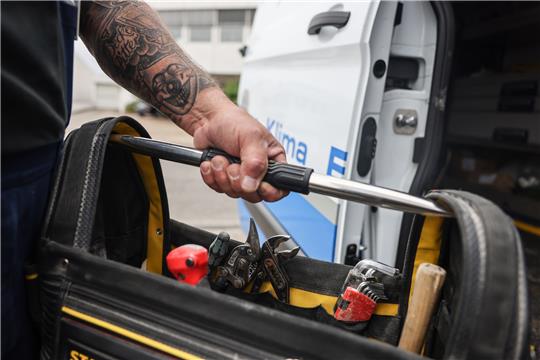 Laut Hinweis eines Bürgers war ein angeblicher Stadtwerke-Mitarbeiter in Stade unterwegs und bot an die Kanalisation von Hausbesitzern zu filmen. Symbolfoto: dpa