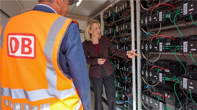Laut Katrin Habenschaden, Nachhaltigkeitschefin der Deutschen Bahn, kann mit Solaranlagen und Batteriespeichern rund ein Viertel des Strombedarfs im Leipziger Werk gedeckt werden. 