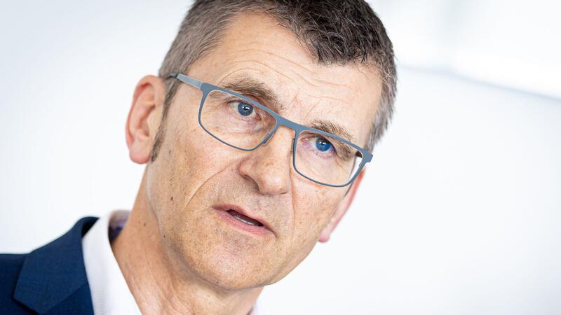 LKA-Chef: keine Fehler bei Fahndung nach Ex-RAF-Terroristen Laut LKA-Chef Friedo de Vries wurden bei der Fahnung nach drei ehemaligen RAF-Terroristen keine Fehler gemacht.