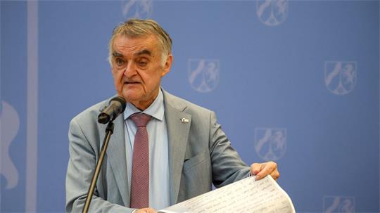 Laut NRW-Innenminister Herbert Reul hat die Polizei den Wagen des Sabotage-Verdächtigen gestürmt.