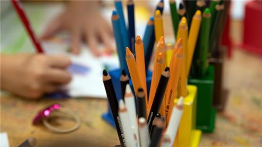 Laut OECD hat Deutschland zuletzt deutlich mehr in frühkindliche Bildung investiert.