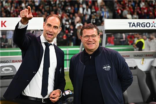 Laut Oliver Mintzlaff (l) sind Max Eberl und die Verantwortlichen von RB Leipzig nicht im Streit auseinandergegangen.