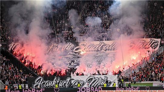 Laut Polizei gibt es einen starken Anstieg bei Verstößen mit Pyrotechnik rings um den Profifußball.