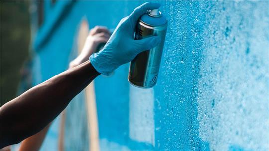 Laut Polizei ist durch die Farbschmierereien ein Schaden von 20.000 Euro entstanden. (Symbolbild)