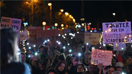 Laut Polizei kamen rund 2.000 Menschen zu der Demonstration. 