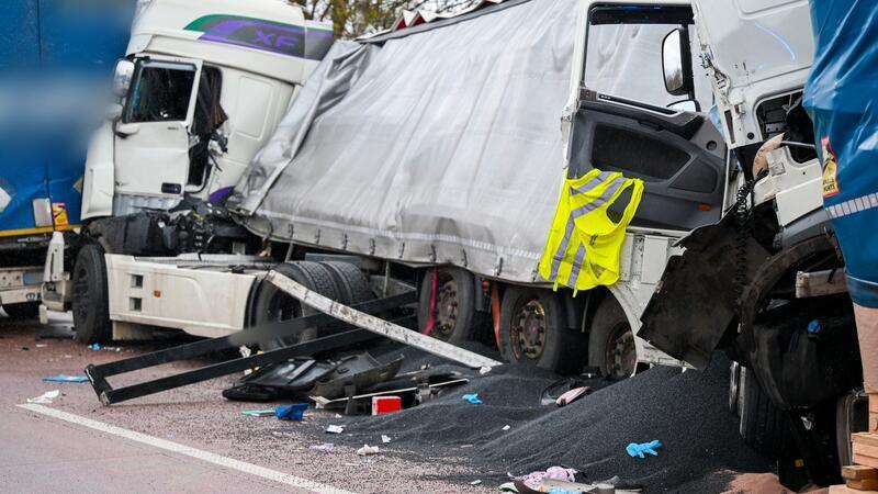 Laut Polizei sind Fahrer schwer verletzt.