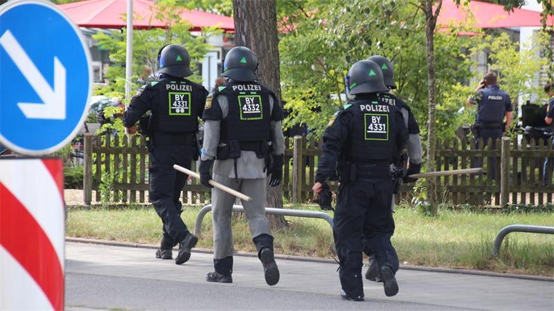 Messerangriff in Regensburg: Was wir wissen und was nicht Laut Polizei soll der mutmaßlich männliche Täter mit einem Messer bewaffnet sein.