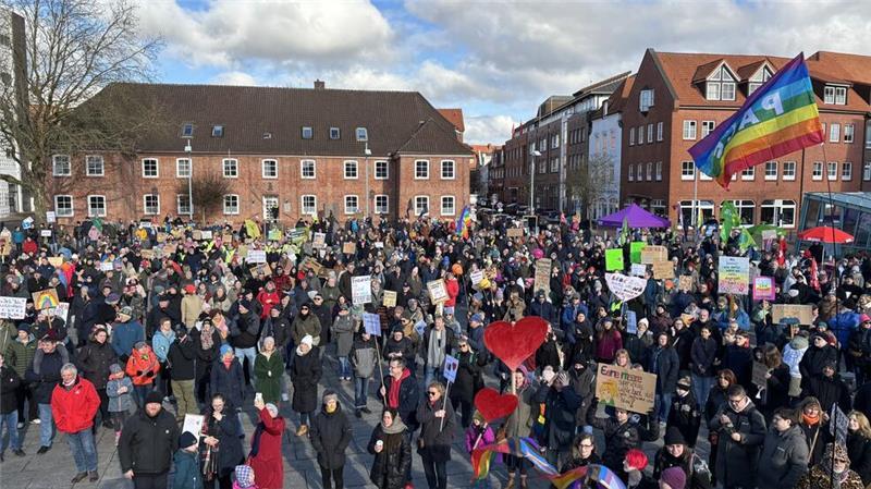 Laut Polizei waren rund 750 Menschen bei der Demo gegen Hass dabei, die Veranstalter sprechen von circa 1500 Teilnehmern.