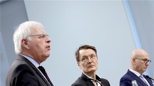 Laut Reinhard Sager (l.), Präsident des Landkreistages, reichen Karl Lauterbachs Pläne gegen die Klinikinsolvenzen nicht aus.