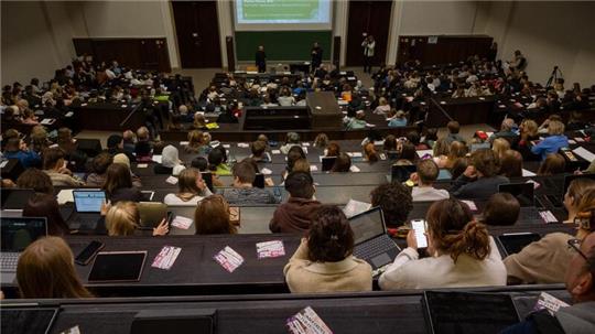 Laut Statistischem Bundesamt geben Hochschulen mehr Geld für Forschung und Lehre aus.