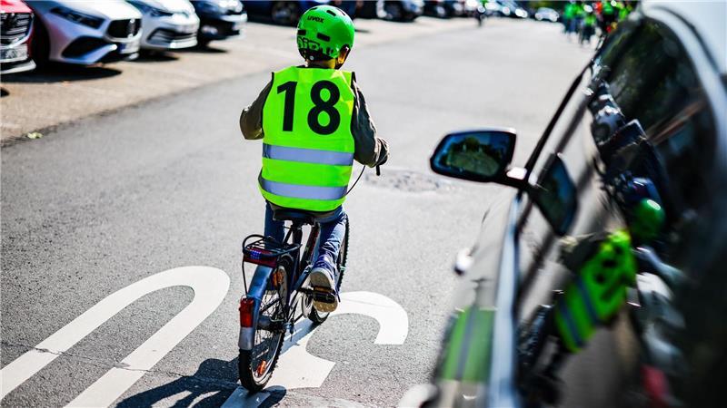Laut Studie erschweren hohe Motorhauben die Sicht vor allem auf kleinere Menschen, wie Kinder, die sich vor dem Auto befinden. (Archivbild)