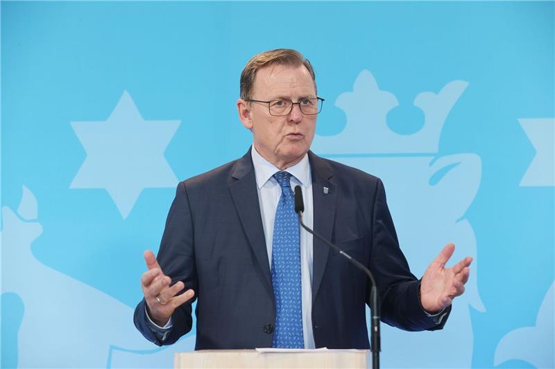 Ramelow über Migration: „Land und Kommunen am Limit” Laut Thüringens Ministerpräsident Bodo Ramelow (Linke) muss die Schleuserkriminalität mit einem «europäisch-afrikanischen Schulterschluss» bekämpft werden.