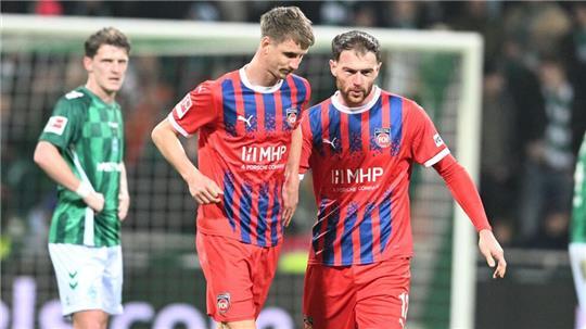 Laut Trainer Schmidt profitieren die Heidenheimer Spieler um Jan Schöppner von Winter-Neuzugang Budu Siwsiwadse.