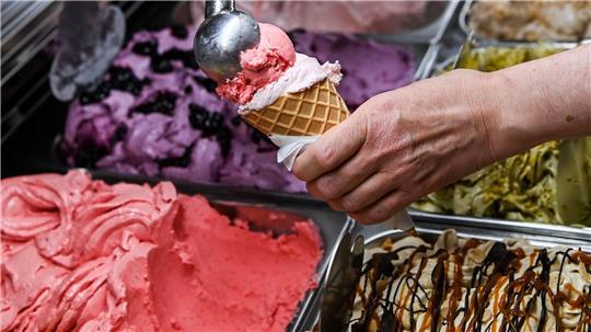 Laut Umfrage bestellen die meisten Verbraucher in Deutschland zwei bis drei Kugeln in der Eisdiele.