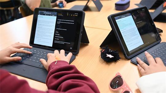 Laut Umfrage nutzen fast alle älteren Schüler KI-Tools. (Symbolbild)