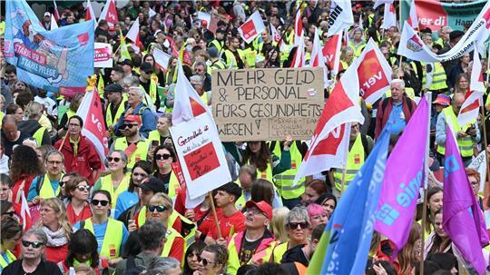 Laut Verdi nahmen 8.000 Menschen an der Demo teil.