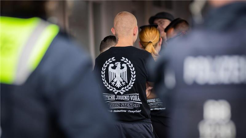 Laut Verfassungsschutz vernetzen sich junge Rechtsextreme zunehmend im Netz – mobilisiert wird aber auch zu Aktionen wie einer CSD-Gegendemo, hier in Brandenburg. (Archivbild)