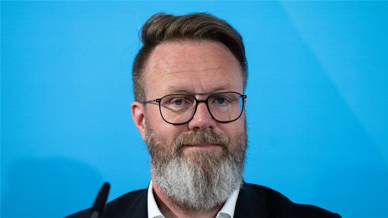 Laut Verkehrsminister Claus Ruhe Madsen (CDU) sei ein höherer Preis für das Deutschlandticket unvermeidbar gewesen. (Archivbild)