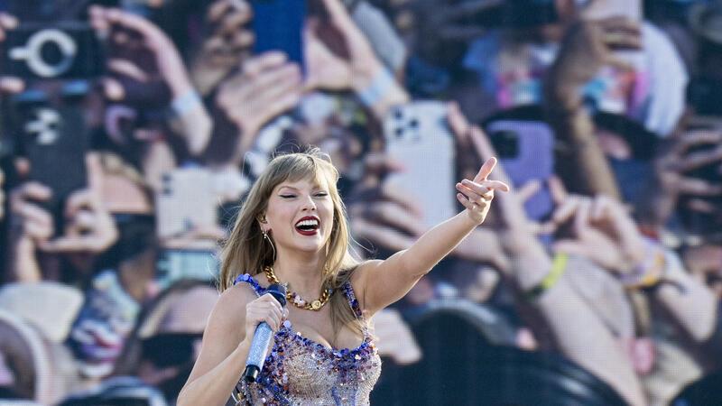 Eras-Tour in Hamburg: Das steckt hinter der Euphorie um Taylor Swift Laut Wirtschaftsmagazin „Forbes“ gehört US-Sängerin Taylor Swift zum Club der Milliardäre. Ihr Vermögen wird auf 1,3 Milliarden Dollar geschätzt.