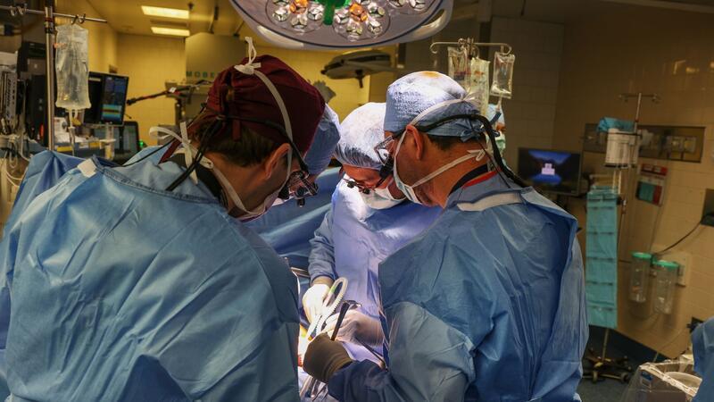 Laut dem Krankenhaus habe die Operation vier Stunden gedauert, der Patient erhole sich gut und werde wohl bald entlassen werden können.