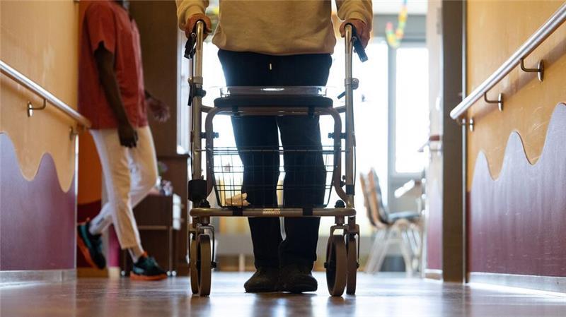 Wege aus der Pflegekrise: Dänemark und Schweden als Vorbilder Laut dem Statistischen Bundesamt sind 5,7 Millionen Menschen in Deutschland pflegebedürftig. Diese Zahl wird bis 2055 auf 6,8 Millionen steigen.