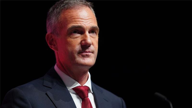 Laut dem britischen Technologieminister Peter Kyle liegt ein Social-Media-Mindestalter von 16 Jahren „auf dem Tisch“. (Archivbild)
