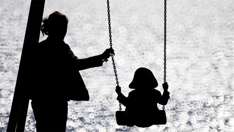 Laut den Daten lebten 2025 insgesamt rund 2,36 Millionen Kinder unter 18 Jahren in einer Alleinerziehenden-Familie. (Symbolbild)