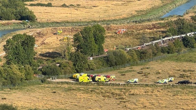 Laut der British Transport Police befinden sich Rettungskräfte und die Feuerwehr am Einsatzort.