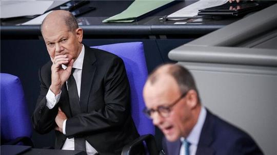 Laut der Forsa-Umfrage würden 33 Prozent für Olaf Scholz stimmen und 31 Prozent für Friedrich Merz (r).