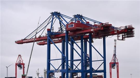 Laut der HHLA sind die beiden Kräne jeweils 80 Meter hoch und verfügen über Ausleger, die insgesamt 26 Containerreihen überspannen.