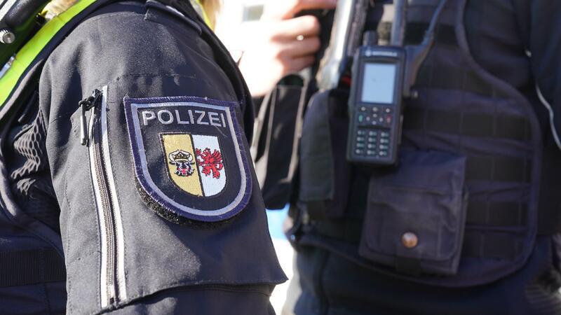 Mutmaßlich rassistischer Angriff auf Mädchen in Grevesmühlen Laut der Polizei waren ein 8-jähriges Mädchen und seine zwei Jahre ältere Schwester aus einer Gruppe von etwa 20 Personen angegriffen worden.