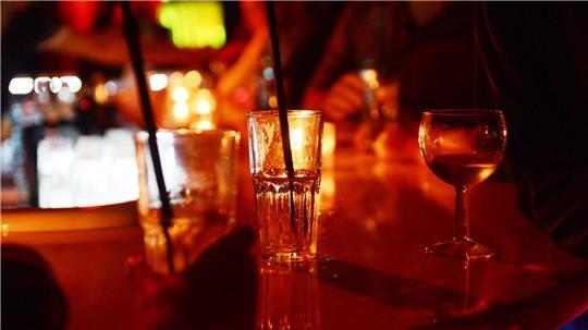 Laut der Studie berichteten Teilnehmende nach dem Ansehen entsprechender Beiträge 73 Prozent häufiger von erhöhter Lust auf Alkohol als Personen, die vergleichbare Videos ohne Alkohol sahen. (Symbolbild)