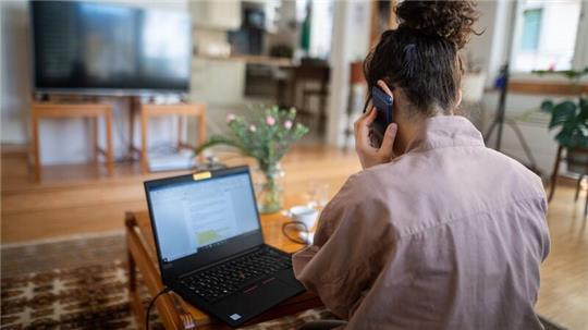 Laut der Umfrage wird vor allem der Aspekt der Zeitersparnis als größter Vorteil des Homeoffice gesehen.