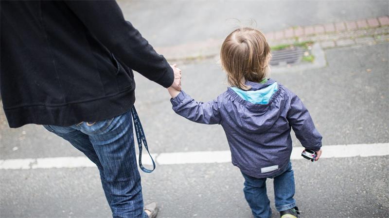 Laut der neuen Statistik lebten 2025 insgesamt rund 2,36 Millionen Kinder unter 18 Jahren mit nur einem Elternteil zusammen. (Symbolbild)